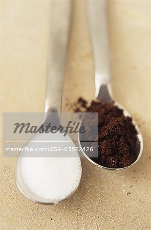 Une cuillerée de sucre et une cuillère de café moulu
