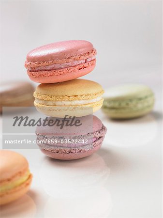 Farbige Macarons (kleine französische Kuchen)