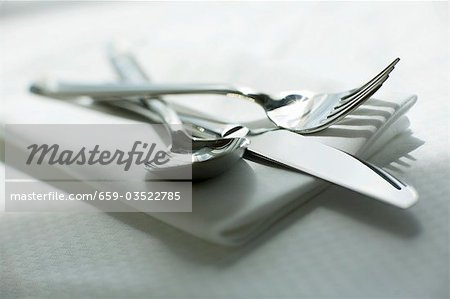 Couteau, fourchette et cuillère sur la serviette de table Couteau, fourchette et cuillère sur la serviette de table