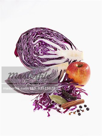 Apple red cabbage ingredients: cabbage, apple, cinnamon, pepper