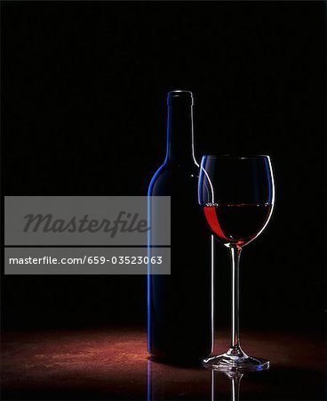 Un verre de vin rouge et une bouteille de vin