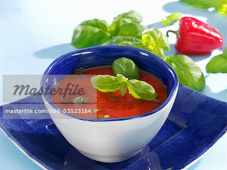 Soupe de tomates et de poivrons rouges au basilic