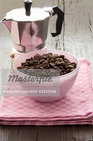 Pot de café expresso avec un petit bol de grains de café expresso Pot de café expresso avec un petit bol de grains de café expresso