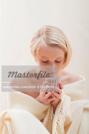 Jeune femme avec une tasse de thé