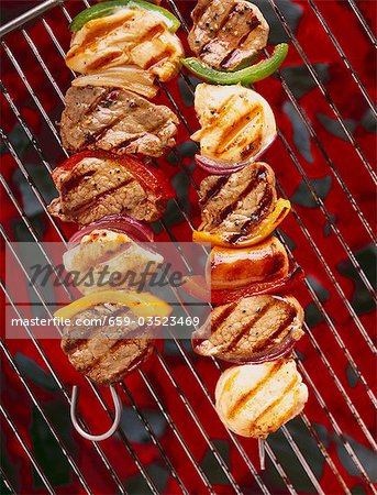Échine de porc sur des brochettes sur le barbecue Échine de porc sur des brochettes sur le barbecue