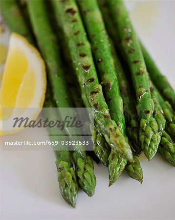 Grilled green asparagus with lemon