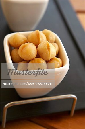 Un bol de noix de macadamia