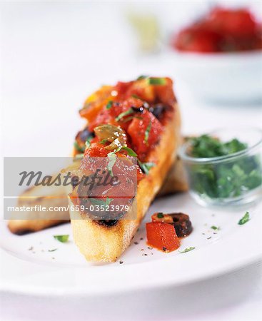 Bruschetta mit Tomaten und Oliven