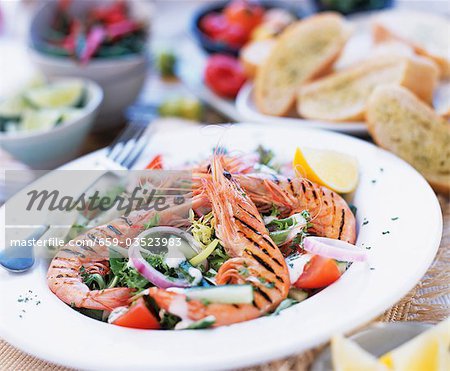 Gambas grillées sur salade estivale avec baguette d'herbe