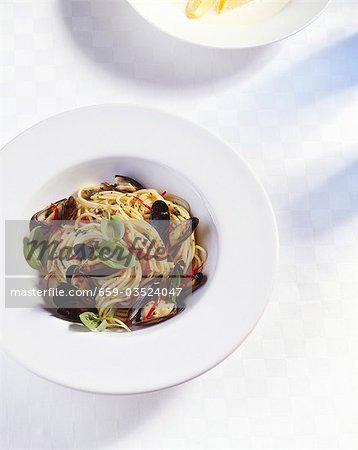 Spaghetti with mussels and basil