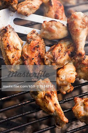 Ailes de poulet sur le barbecue