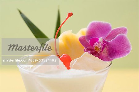 Piña Colada, ananas, cerise cocktail et orchidée