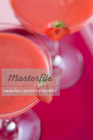 Deux verres de Daiquiri aux fraises sur plateau (détail)