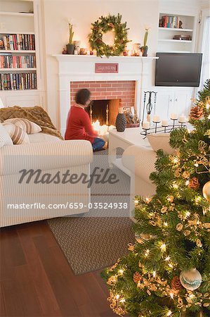 Femme de foyer dans le salon décoré pour Noël