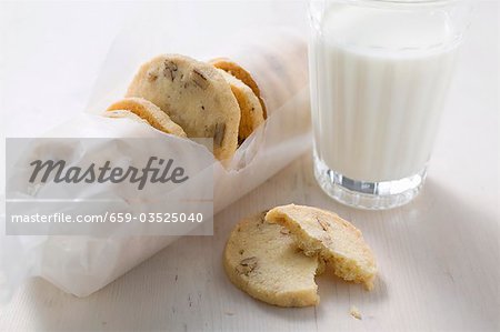 Biscuits de noix et de verre de lait