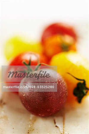 Tomates de différentes couleurs avec gouttes d'eau