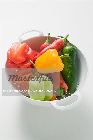 Assortiments de piments dans la passoire Assortiments de piments dans la passoire