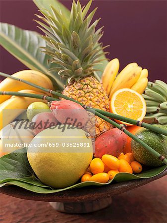 Nature morte : fruits exotiques dans un bol en bois (détail)