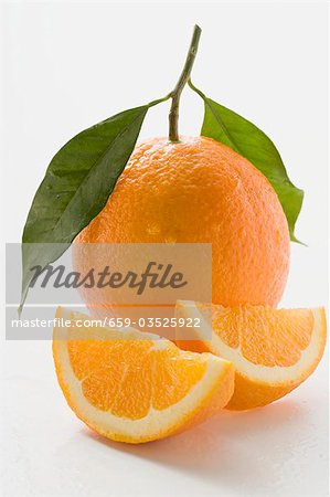 Orange orange avec la tige et les feuilles, les coins