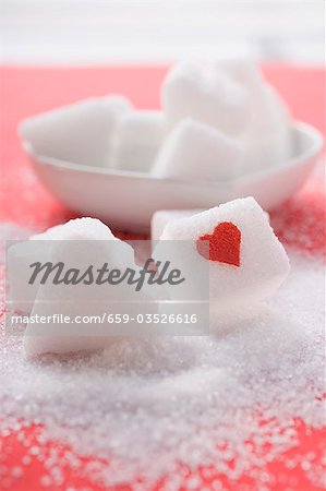 Zuckerwürfel mit roten Herzen und herzförmigen Zucker Klumpen