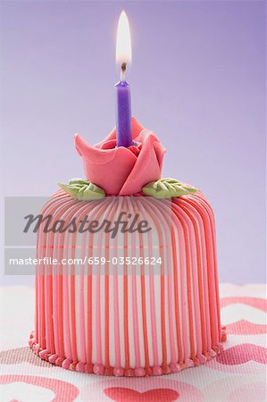 Gateau Recouvert De Pate D Amande Avec Bougie Photographie De Stock Masterfile Premium Libres De Droits Code 659