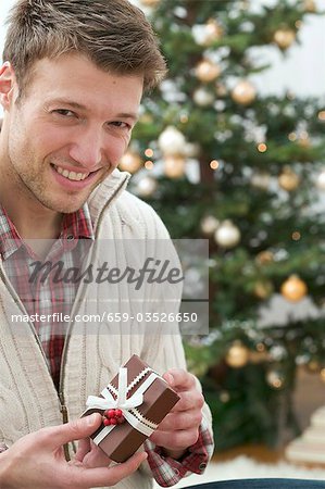 Homme tenant des colis de Noël