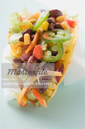 Taco mit Gemüse-Füllung auf Papier Serviette