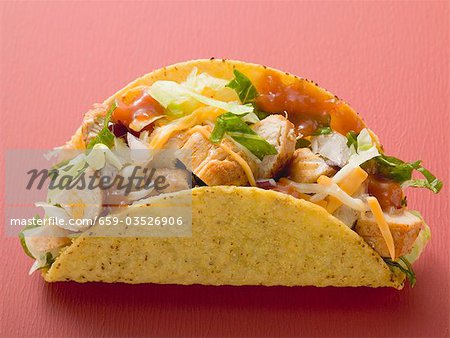 Tacos de poulet (fond rouge)