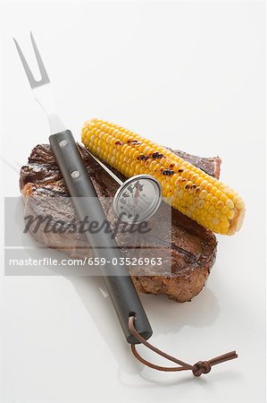 Beefsteak mit Mais auf den Maiskolben, Fleischgabel & thermometer