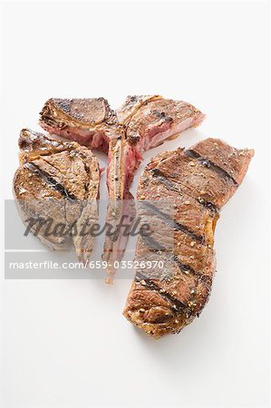 T-bone Steak vom Grill, in Stücke geschnitten