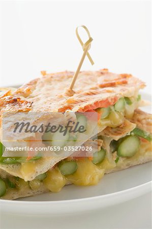 Grilled pita bread filled with green asparagus