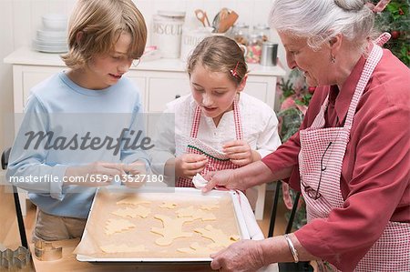 Großmutter Enkel Backblech Weihnachten Kekse anzeigen