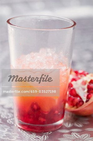 Fruchtiger Drink mit Orange und Granatapfel