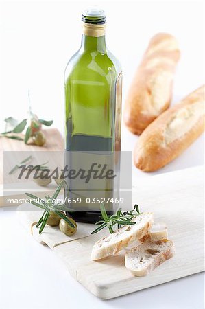 Bouteille d'huile d'olive, le romarin et pain