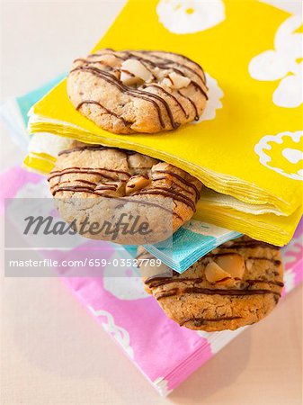 Biscuits de noix de macadamia entre les serviettes en papier
