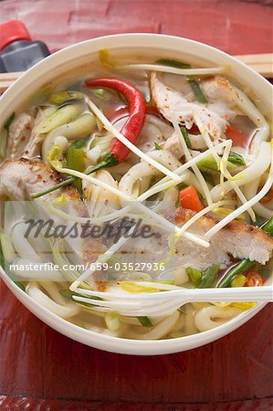 Spicy noodle soup with chicken to take away (Asia)