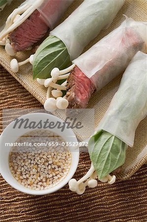 Papierrollen für Reis mit Rindfleisch & Pilze, Sesam Sauce rilled