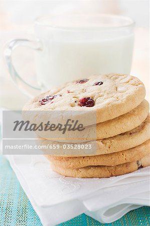 Cranberry Cookies vor einem Glas Milch