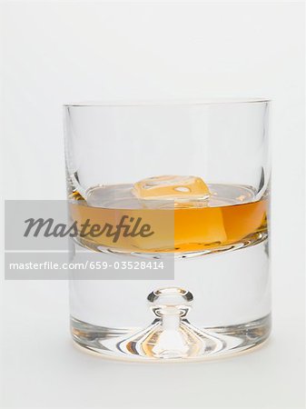 Glas Whisky mit Eiswürfel