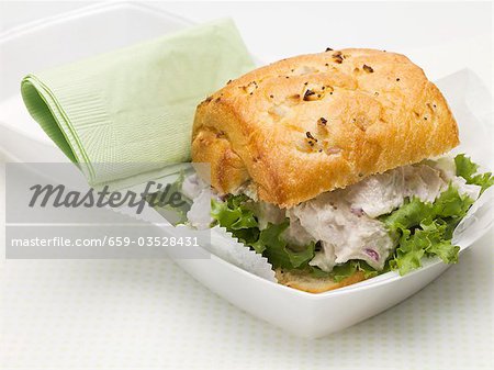 Sandwich salade de poulet dans le récipient en polystyrène Sandwich salade de poulet dans le récipient en polystyrène