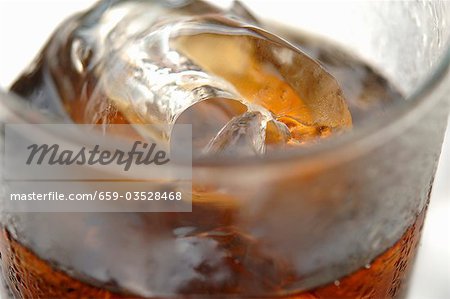 Glas Cola mit Eiswürfeln (Nahaufnahme)