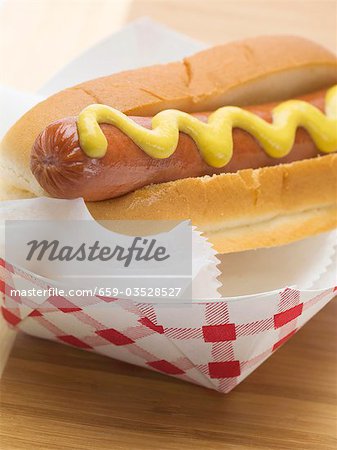 Hot dog à la moutarde dans un plat de papier