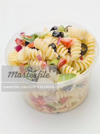 Salade de pâtes et de légumes dans le récipient en plastique