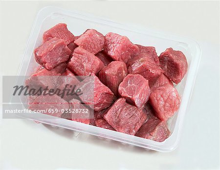 Cubes de bœuf dans le récipient en plastique