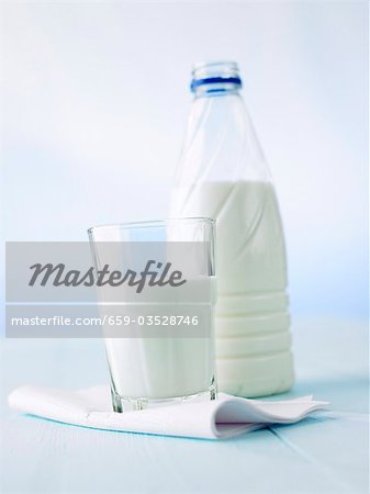 Glas Milch und Milchflasche