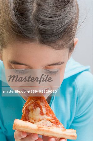 Kleines Mädchen Stück Pizza Essen
