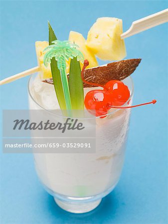 Piña Colada avec brochette d'ananas et les cerises à cocktail