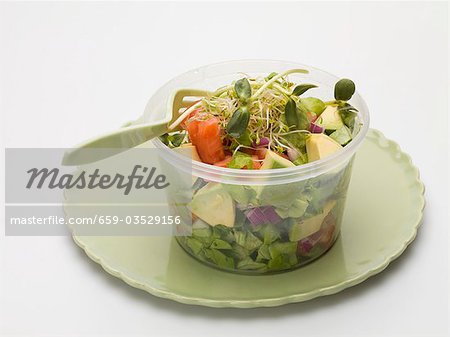 Avocado-Salat mit Sprossen in Kunststoff-container