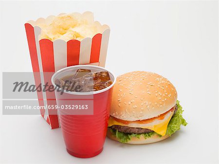 Cheeseburger, Chips und cola