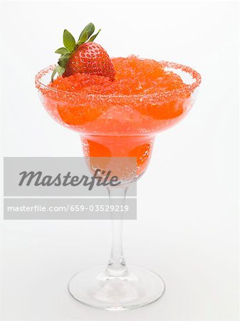 Daiquiri fraise glacé en verre avec des fraises fraîches